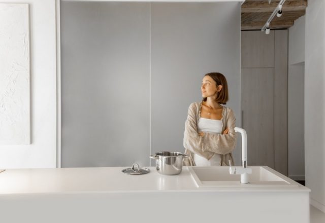 Białe i szare kuchnie - minimalistyczne inspiracje do aranżacji wnętrz dla koneserów prostoty