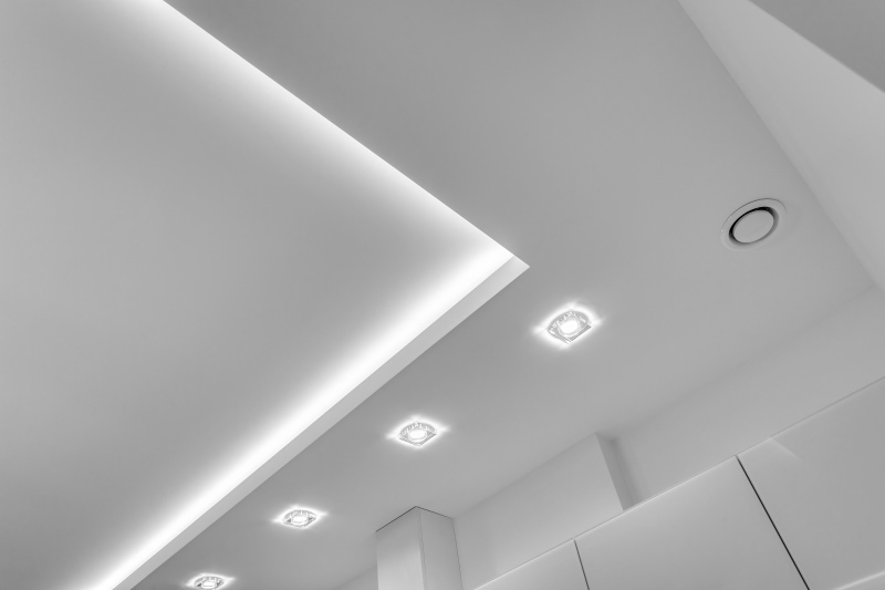 Oświetlenie w salonie według zaleceń architektów – wybór między listwami LED a halogenami