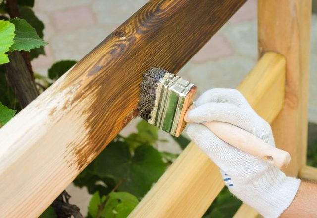 Metody zabezpieczania drewna przed wilgocią i szkodnikami